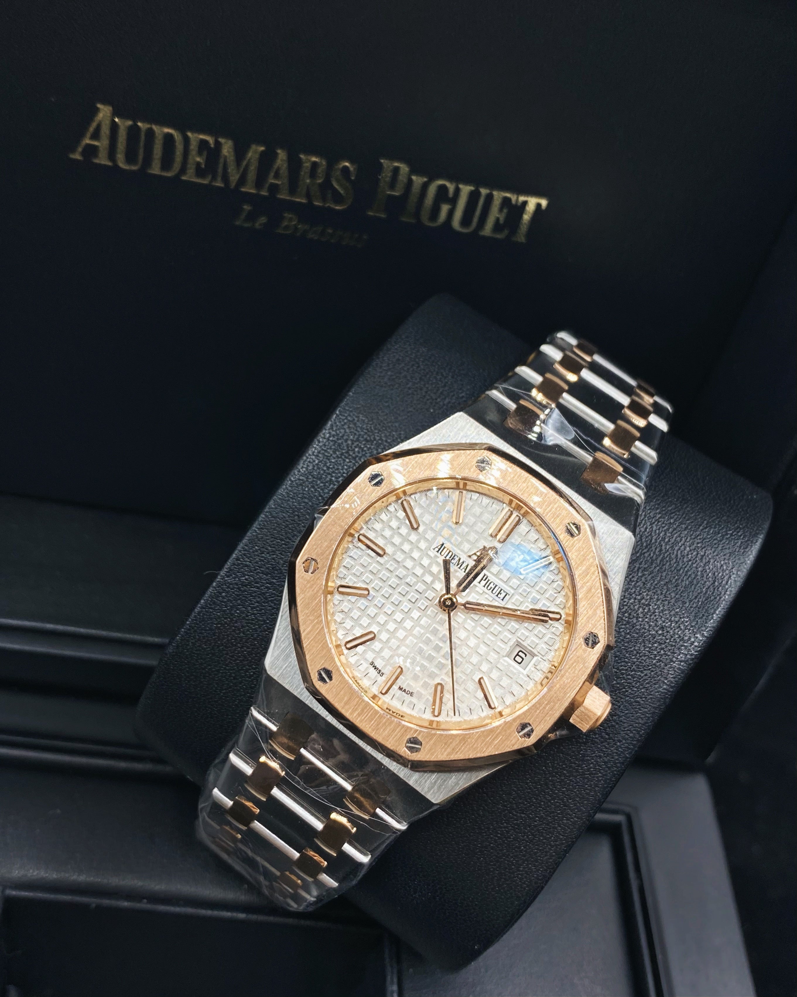 Audemars Piguet Royal Oak Selfwinding Silver dial, 37mm, Steel and 18k Rose gold, - Image 2