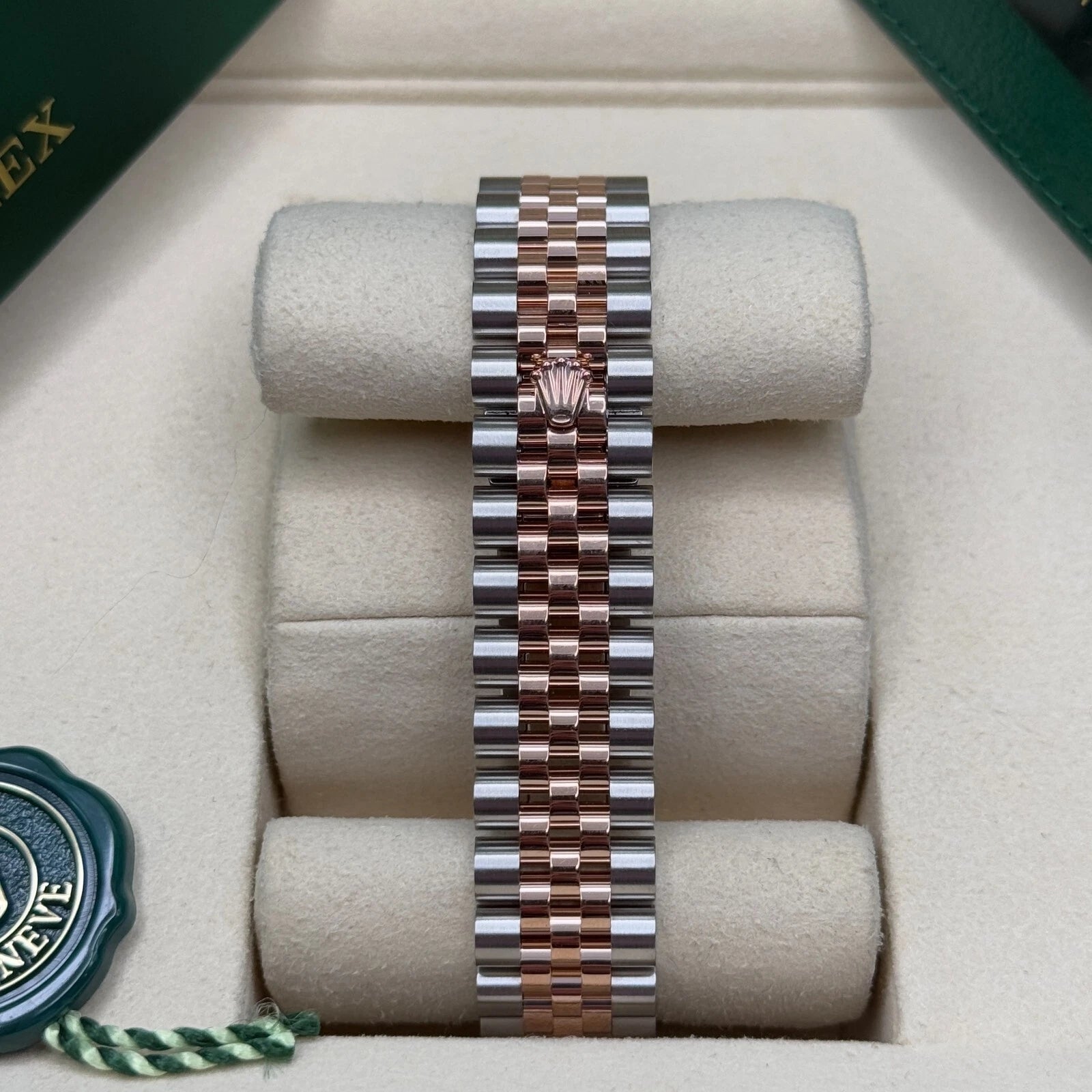 Rolex Lady-Datejust 28mm 279171 White Mother Of Pearl Diamond Oyster Stainless Steel and Rose Gold - Image 7