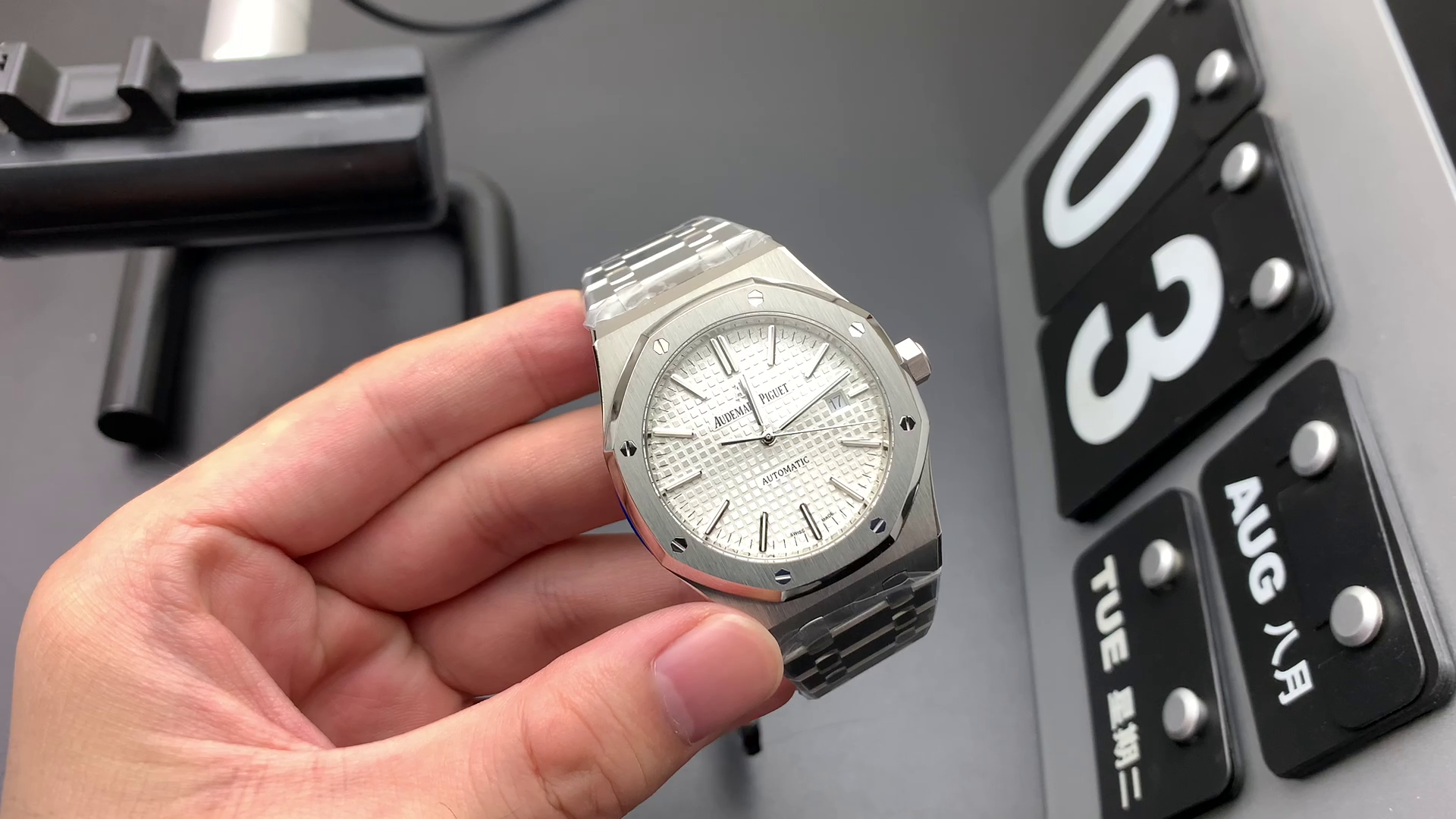 Audemars Piguet ROYAL OAK Silver-Toned Dial 41mm - Image 2