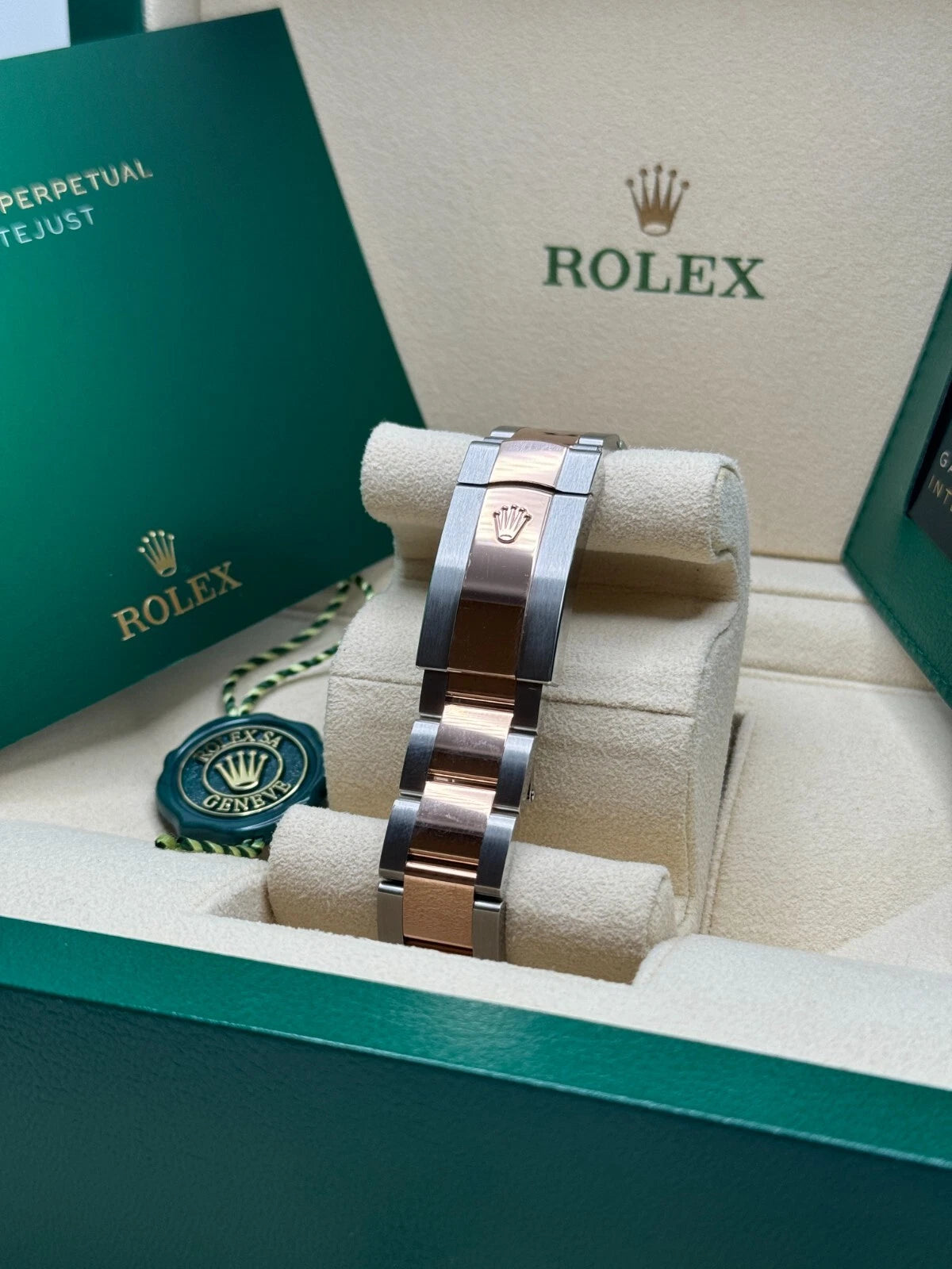 Rolex Datejust 41mm 126331 Silver Fluted Motif Dial Two Tone Stainless Steel & 18K Rose Gold Jubilee Bracelet Men's Watch - Image 12