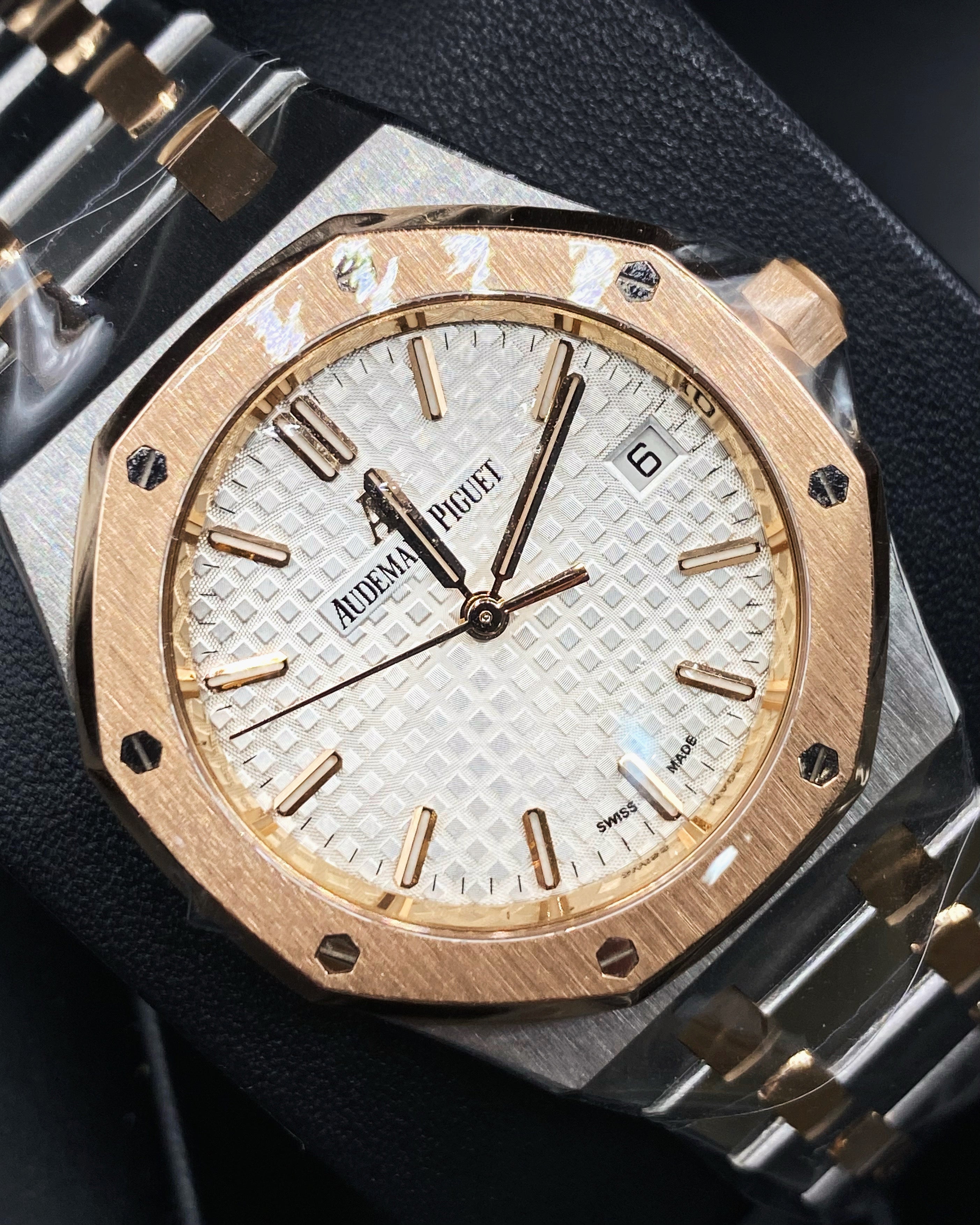 Audemars Piguet Royal Oak Selfwinding Silver dial, 37mm, Steel and 18k Rose gold, - Image 3